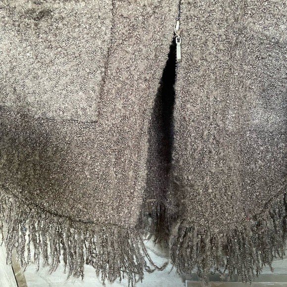 Alyafoi Sweater - Picture 9 of 16